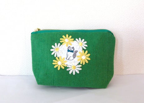 お花リースと猫刺繍＊リネンのポーチ　グリーンA