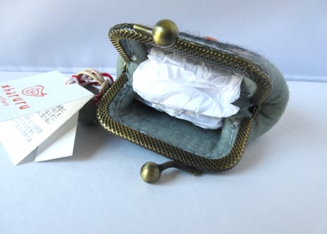 haruru＊woolfelt　しかくがま口Sサイズ　黒ハチワレ