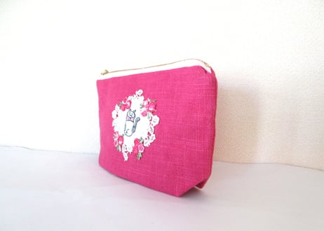 お花リースと猫刺繍＊リネンのポーチ　ローズピンクB