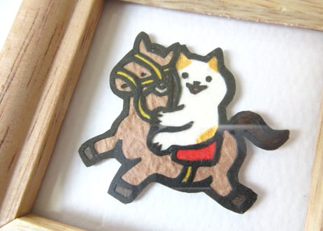 オガタミホ　額入りミニ切り絵＊馬乗り白茶猫