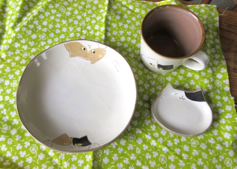 中林由香梨 ネコの小さなお皿 薄茶ハチワレ左／右