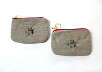 ヨーロッパリネンのミニポーチ　四つ葉のクローバーと猫の刺繍 A・B