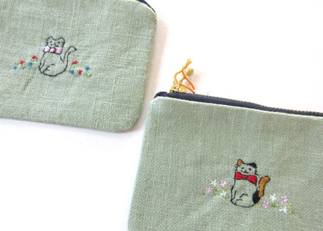 お花と猫の刺繍　リネンのミニポーチ＊セージグリーンA／B