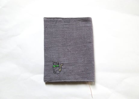 猫の刺繍 リネンブックカバー＊ラベンダーグレーB