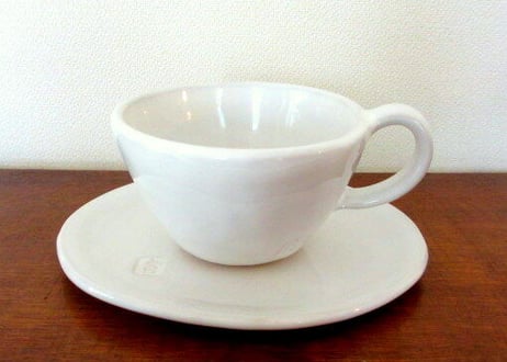 岡部登志子 白のカップ＆ソーサー　2000→1800円！