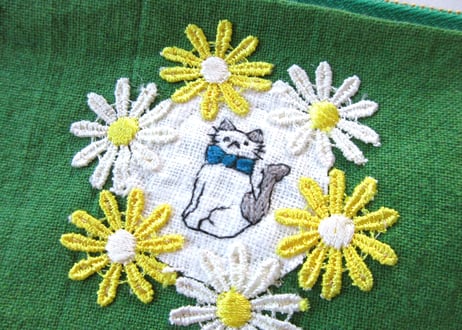 お花リースと猫刺繍＊リネンのポーチ　グリーンA