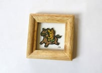 オガタミホ　額入りミニ切り絵＊馬乗りチャトラ猫