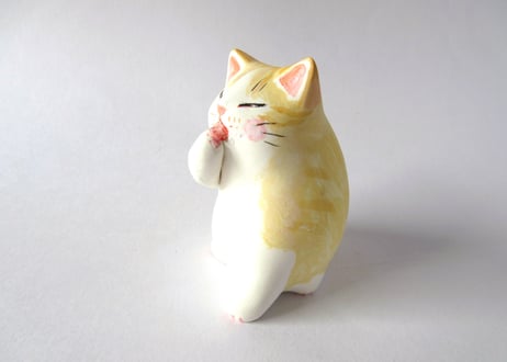 なつめみちこ 猫の置物 うまうまにゃんこ＊白茶猫