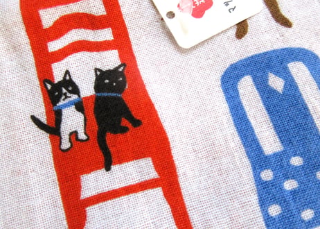 刺繍ガーゼパイルタオル　「椅子と猫と犬」
