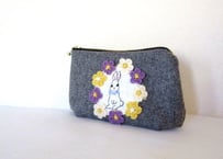 お花とうさぎ刺繍のウールポーチC