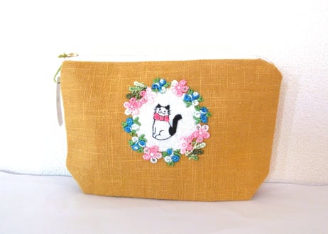 お花リースと猫刺繍＊リネンのポーチ　マスタード