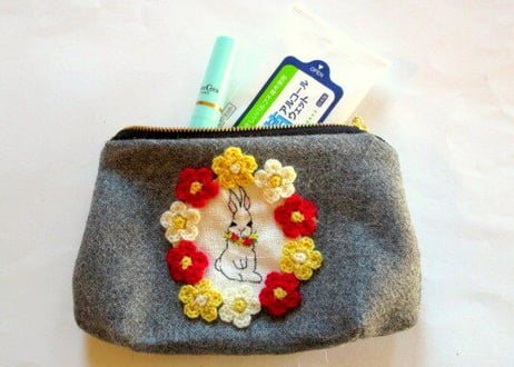 お花とうさぎ刺繍のウールポーチB