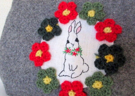 お花とうさぎ刺繍のウールポーチA