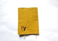 猫の刺繍 リネンブックカバー＊マスタード