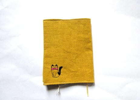 猫の刺繍 リネンブックカバー＊マスタード