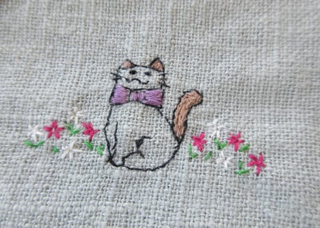 お花と猫の刺繍　リネンのミニポーチ＊うすいブルーA／B