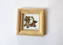 オガタミホ　額入りミニ切り絵＊馬乗り白茶猫