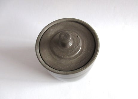 つぐみ製陶所 猫のフタ物A＊シロネコ