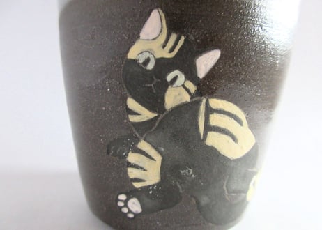 つぐみ製陶所　猫のフリーカップH＊クロミケネコ
