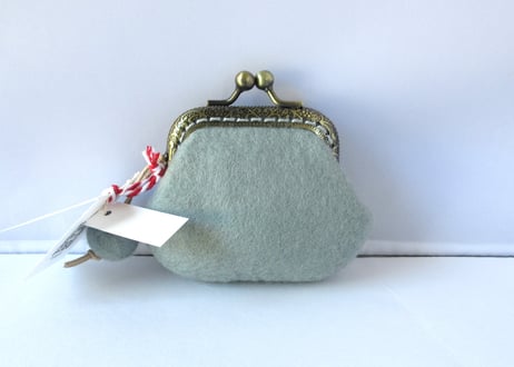 haruru＊woolfelt　しかくがま口Sサイズ　黒ハチワレ