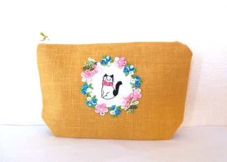 お花リースと猫刺繍＊リネンのポーチ　マスタード