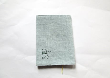 猫の刺繍 リネンブックカバー＊スモーキーブルーB