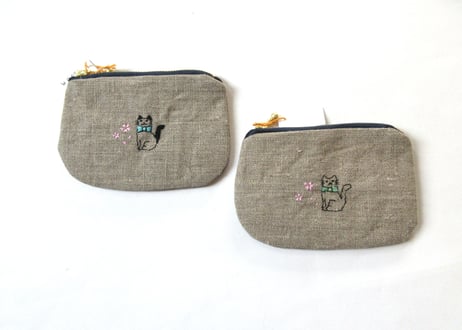 ヨーロッパリネンのミニポーチ　桜と猫の刺繍 A・B