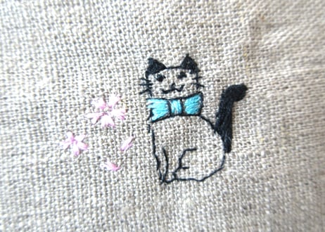 ヨーロッパリネンのミニポーチ　桜と猫の刺繍 A・B