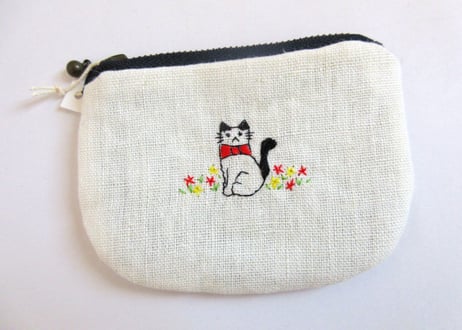 お花と猫の刺繍　小さなリネンのポーチB