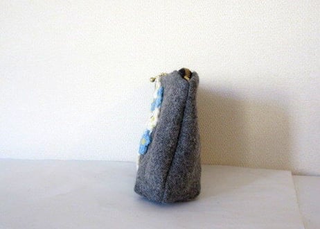お花とうさぎ刺繍のウールポーチB