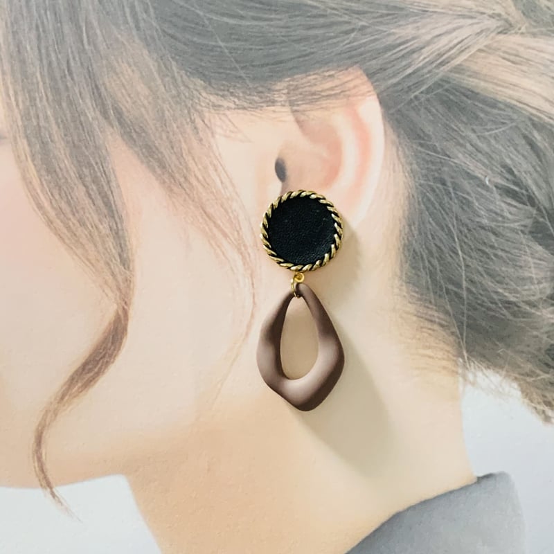 アンティーク風レザーカボション×マット変形フープピアス | Rii  