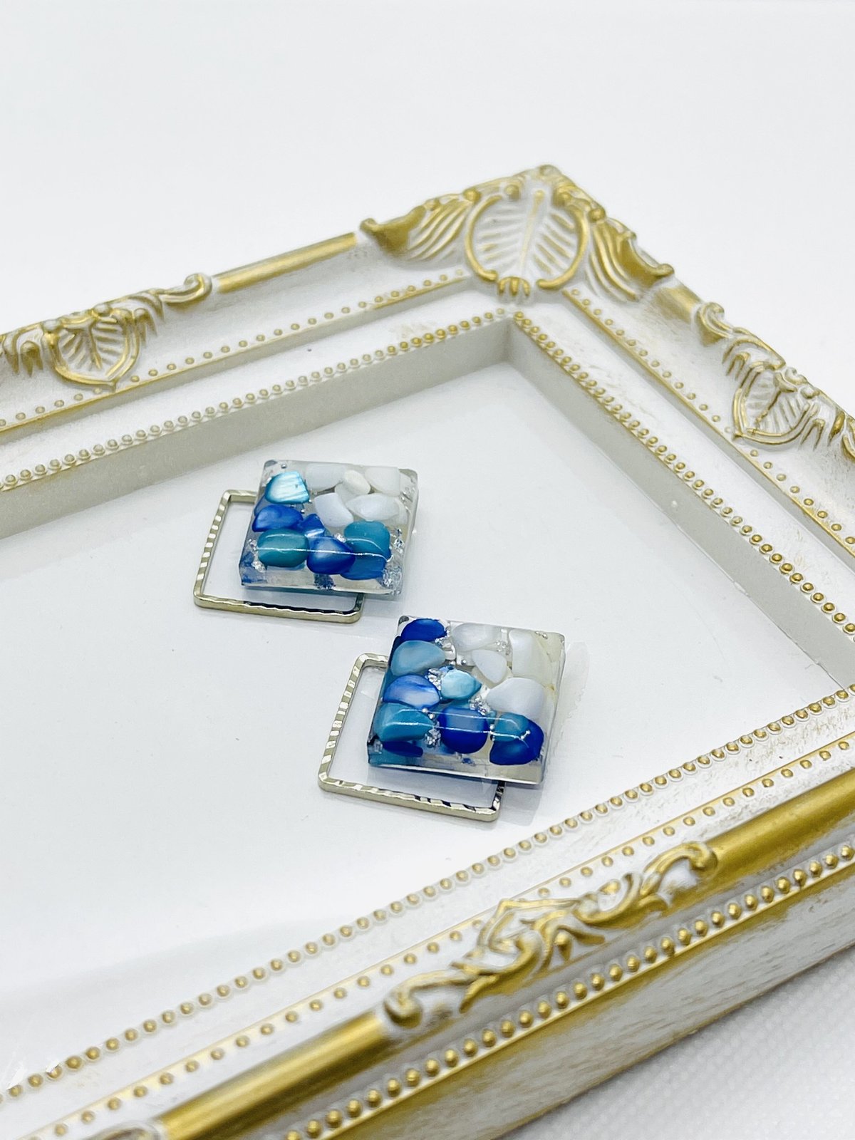 ダブルスクエア　レジン　カボション　ピアス スクエア型レジンカボションと黒ビーズの大人ピアス | iichi