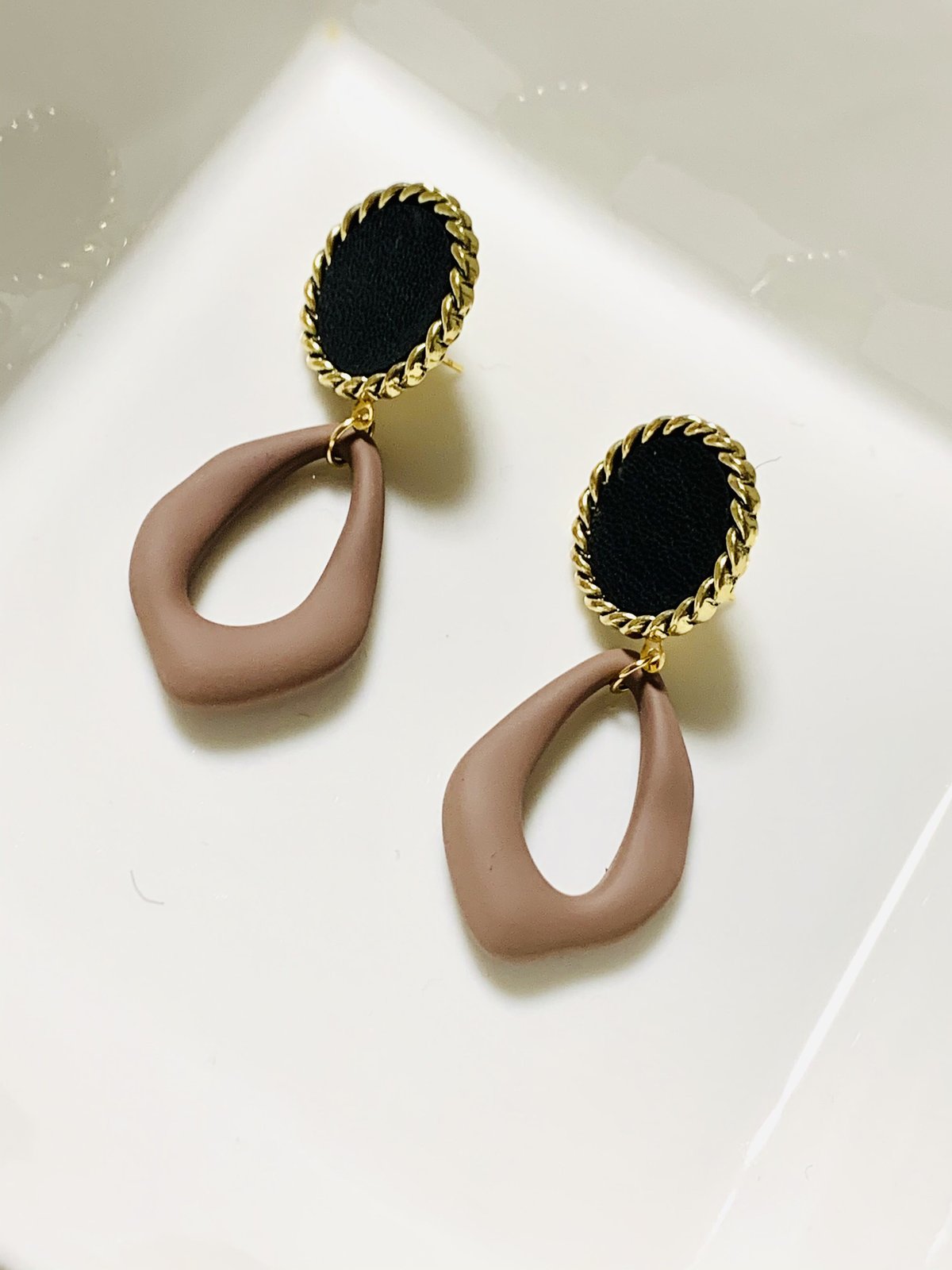 アンティーク風レザーカボション×マット変形フープピアス | Rii  