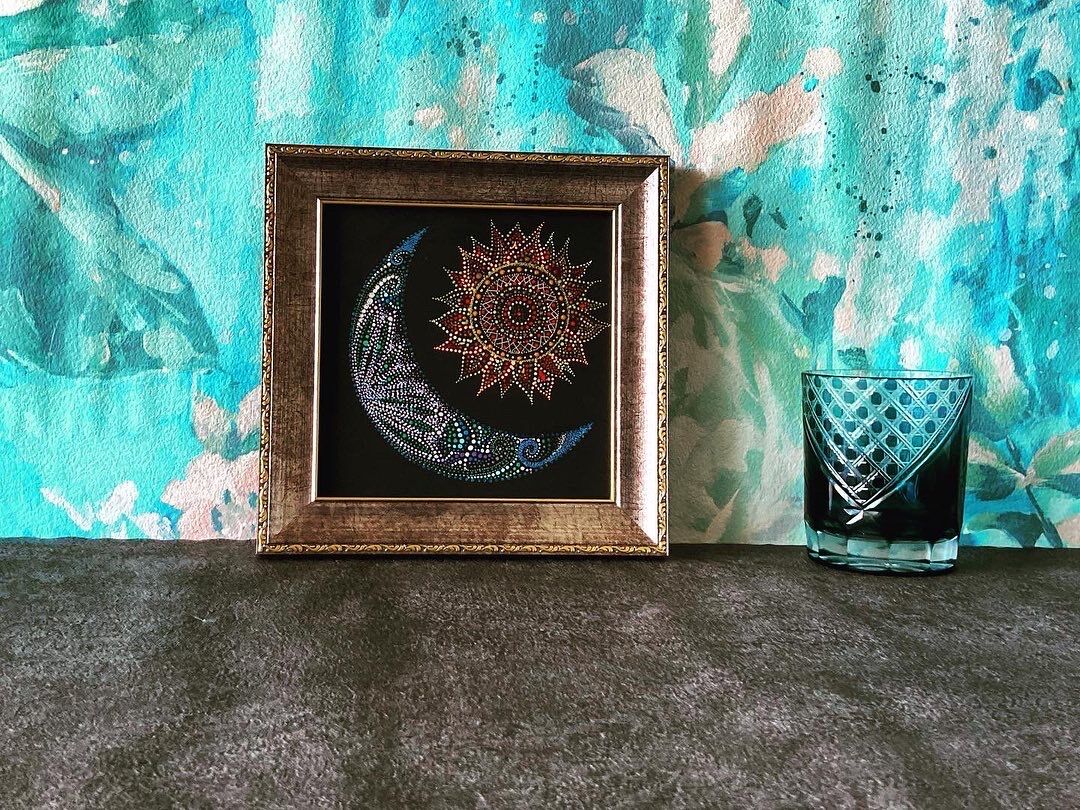 点描画曼荼羅 「上弦の月と、見守る太陽」 | ao*makana｜ココロ