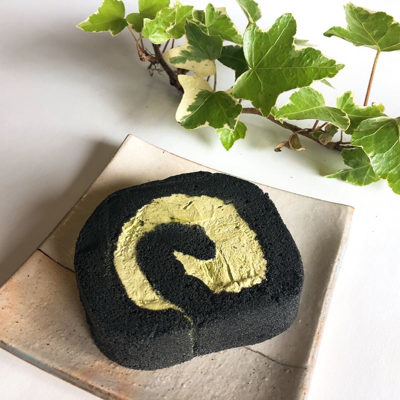 ロールお手玉桜ブラック（販売終了レア品） のぼり窯カフェオリジナル 黒炭ロールケーキ | 信楽陶芸村ショップ