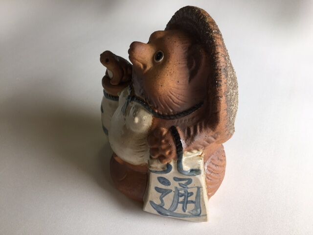 信楽焼 蛙持ち狸（古信楽色） | 信楽陶芸村ショップ のぼり窯