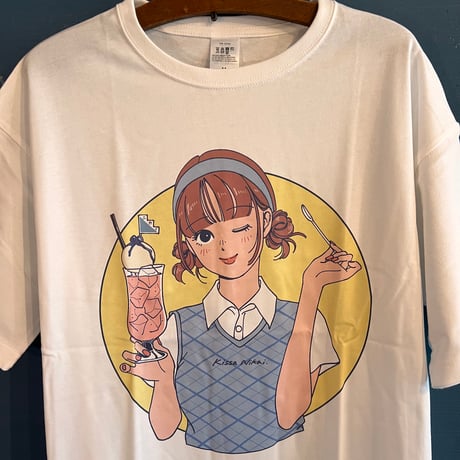 “ヨシフクホノカ×喫茶ニカイ”コラボＴシャツ  イエロー