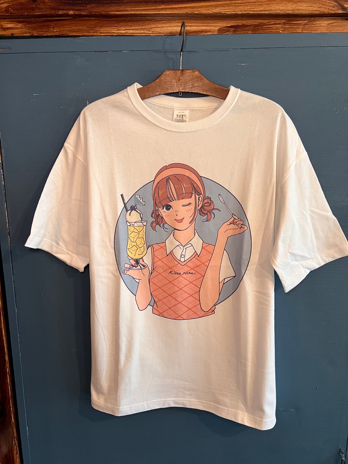 ヨシフクホノカ×喫茶ニカイ”コラボTシャツ ブルー | KISSA NIKAI