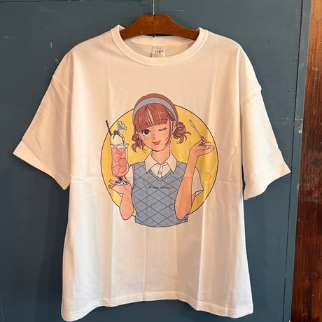 “ヨシフクホノカ×喫茶ニカイ”コラボＴシャツ  イエロー