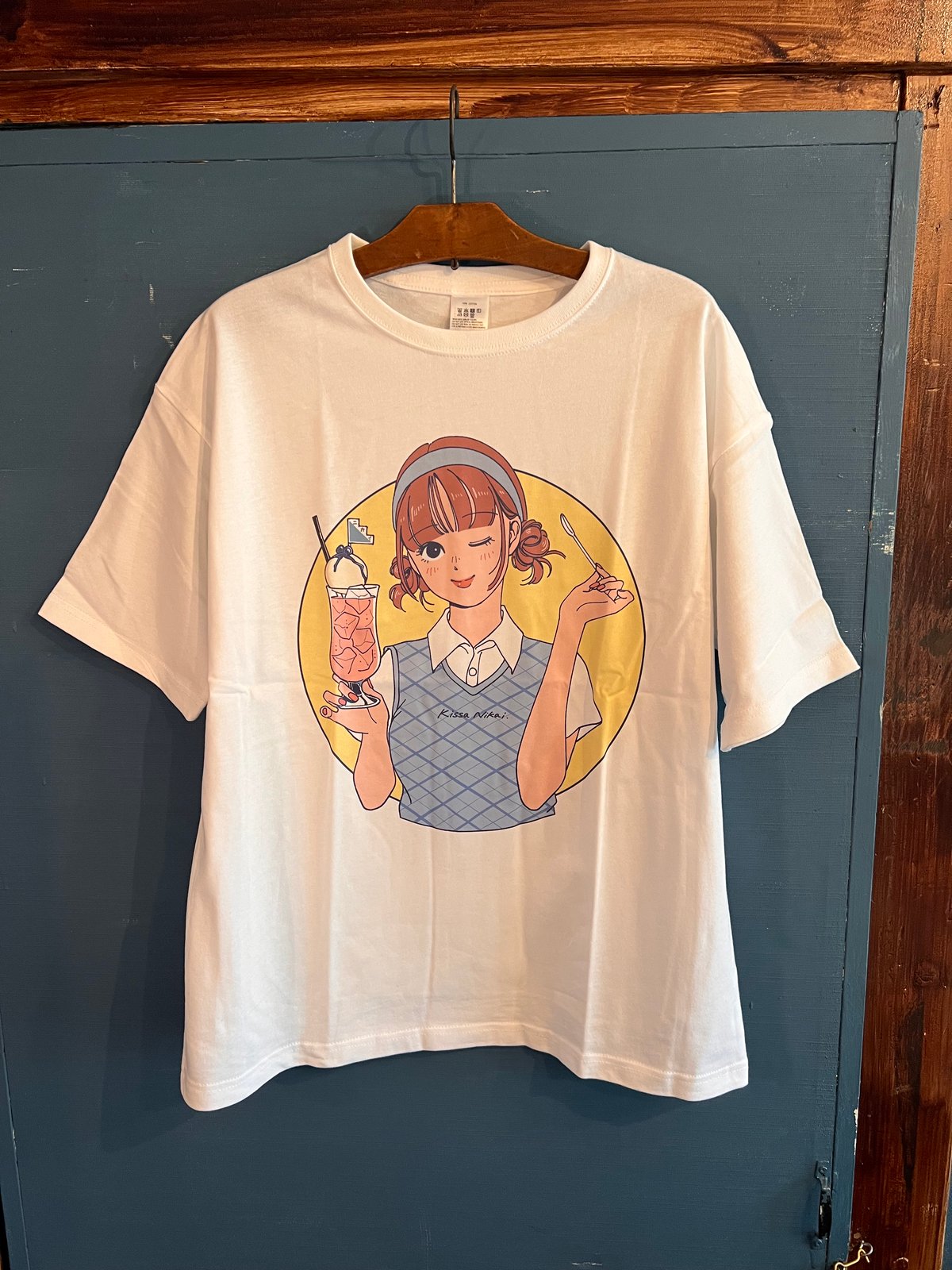 ヨシフクホノカ×喫茶ニカイ”コラボTシャツ イエロー | KISSA NIKAI