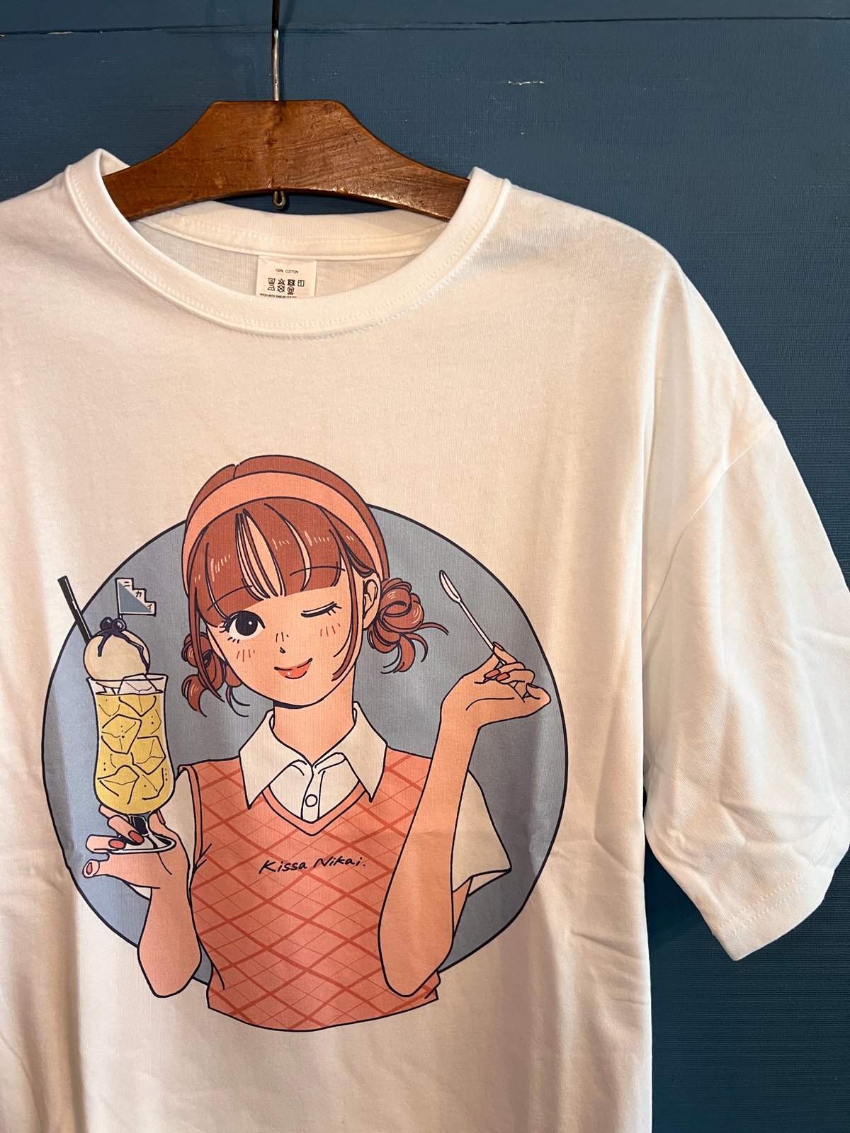 ブルーアーカイブ　伊原木ヨシミ　ダイドーコラボTシャツ ヨシフクホノカ×喫茶ニカイ”コラボTシャツ ブルー | KISSA NIKAI