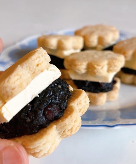黒ごまあんバターサンド