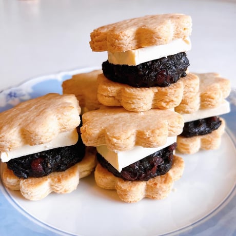 黒ごまあんバターサンド