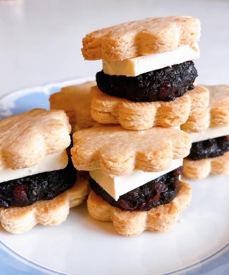 黒ごまあんバターサンド