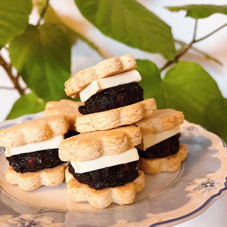 黒ごまあんバターサンド