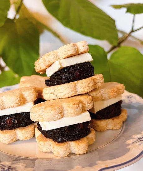 黒ごまあんバターサンド