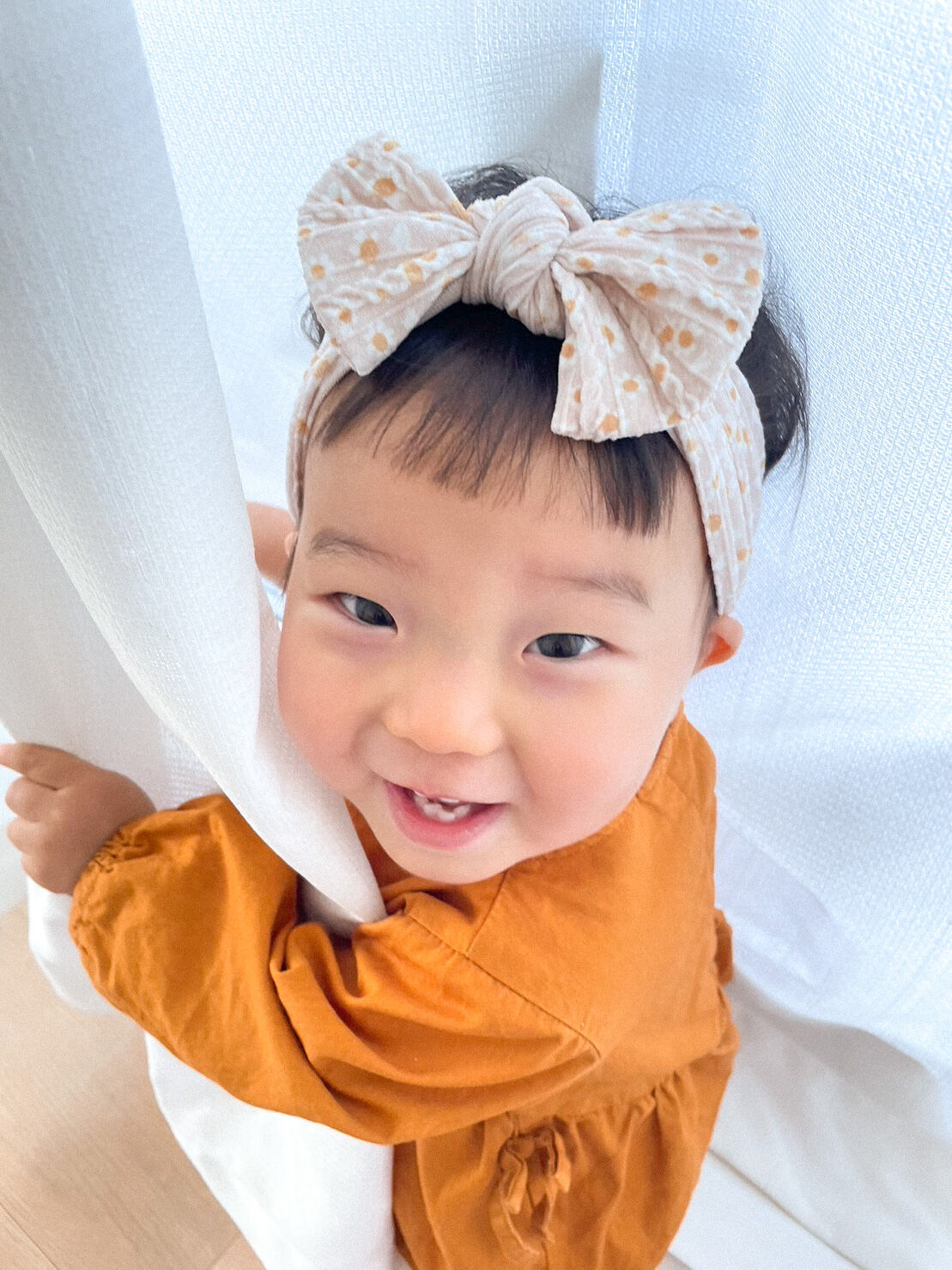 ベビー&キッズ のびのびヘアバンド（ピンクベージュ×ホワイトフラワー 