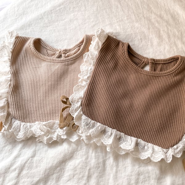 フリルベビースタイ ベージュ/ブラウン