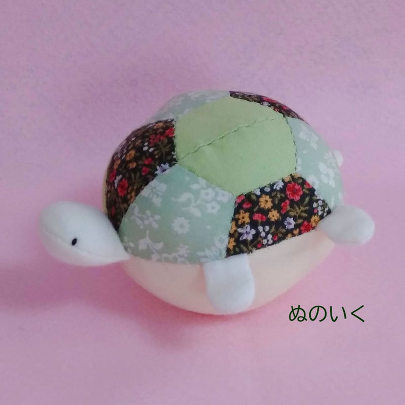 サッカーボールを持つ編み物カメのぬいぐるみ サッカーボールを持つ編み物カメのぬいぐるみ