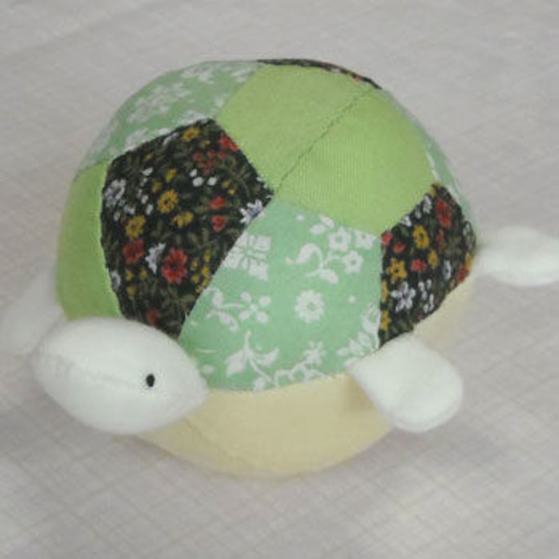 サッカーボールを持つ編み物カメのぬいぐるみ サッカーボールを持つ編み物カメのぬいぐるみ